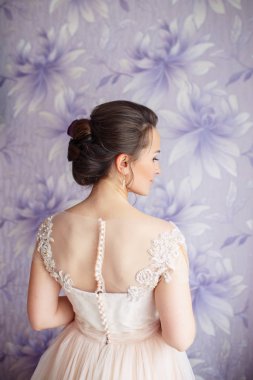 Güzel genç gelin düğün makyaj ve saç yatak ile... Portre genç muhteşem gelin portresi. Düğün saç