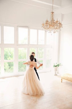 ilk düğün dance.wedding çift dansları stüdyo üzerinde. Düğün günü. Mutlu genç gelin ve damat onların düğün günü. Evlilik çift - yeni aile. Gelinlik.
