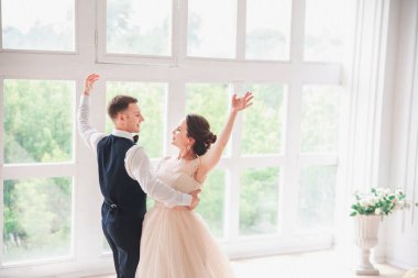 ilk düğün dance.wedding çift dansları stüdyo üzerinde. Düğün günü. Mutlu genç gelin ve damat onların düğün günü. Evlilik çift - yeni aile. Gelinlik.