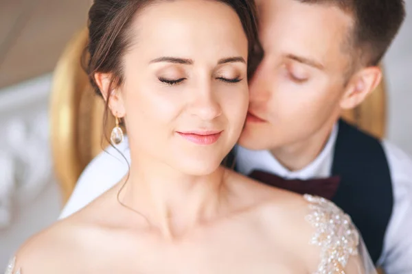 Bruid en bruidegom samen. Bruidspaar. Close-up van portret van mooie bruidspaar binnenshuis — Stockfoto