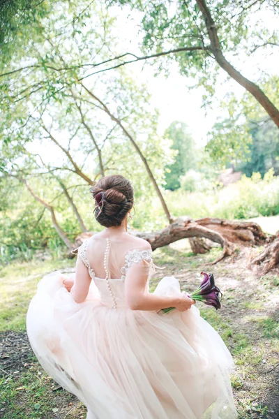 Superbe mariée élégante en robe blanche vintage marchant dans le parc. Belle mariée qui court dans la forêt. Jeune fille dans une robe blanche dans la prairie . — Photo