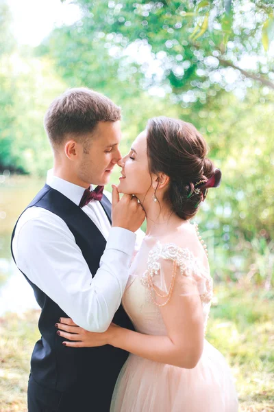 Brudgummen och bruden tillsammans. Bröllopsparet. Bröllopsdag. Vackra brudparet eleganta promenader efter vigseln. Lyxig brudklänning och blombukett. Brudparet på bröllopsdagen — Stockfoto