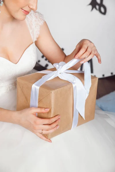 Mains avec boîte cadeau pour la célébration du mariage. Portraits studio de belle mariée avec cadeau .Bride Holding Gift — Photo