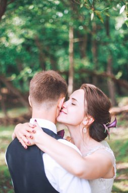 Damat ve gelin birlikte. kaç sarılma. Düğün günü. Güzel gelin ve zarif Damat Düğün töreni sonrası yürüme. Lüks gelinliğin ve buket çiçek. 