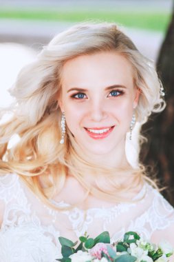 Güzel gelin. Düğün saç ve makyaj. Genç gelin buketi tutan gelinlik