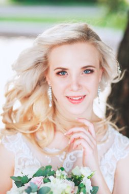 Güzel gelin. Düğün saç ve makyaj. Genç gelin buketi tutan gelinlik