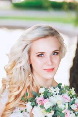 Güzel gelin. Düğün saç ve makyaj. Genç gelin buketi tutan gelinlik