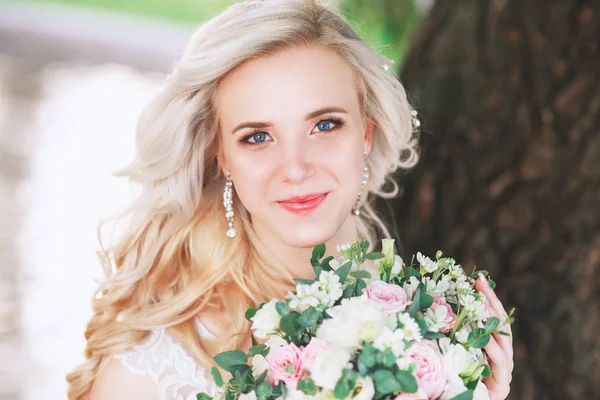 Güzel gelin. Düğün saç ve makyaj. Genç gelin buketi tutan gelinlik