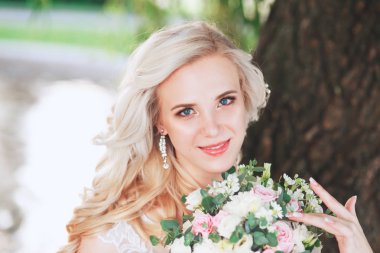 Güzel gelin. Düğün saç ve makyaj. Genç gelin buketi tutan gelinlik