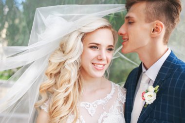 Düğün. Gelin ve damat, bir güzel park düğün günü., romantik evli çift öpüşme .