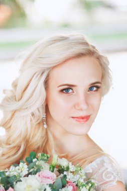 Güzel gelin. Düğün saç ve makyaj. Genç gelin buketi tutan gelinlik