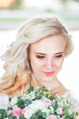 Güzel gelin. Düğün saç ve makyaj. Genç gelin buketi tutan gelinlik