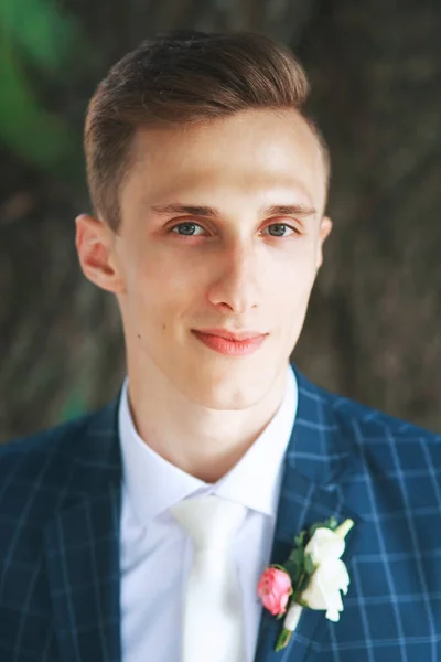 Splendido sposo sorridente. Bello sposo a nozze smoking sorridente e in attesa di bride.Elegant uomo in costume blu e cravatta bianca . — Foto Stock