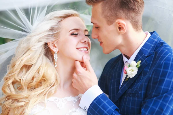 Bröllop. Bruden och brudgummen, kyssas vid en vacker park på den bröllop dag., romantisk gift par . — Stockfoto