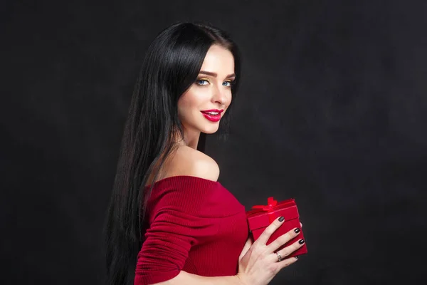 Sexy modello di San Valentino ragazza ritratto. Splendida giovane donna bruna con scatola regalo rossa . — Foto Stock