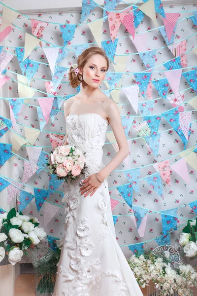 Modelo de moda Bride.Young com pele perfeita e maquiagem, flores no cabelo. Mulher bonita com maquiagem e penteado no quarto.Noiva feliz esperando noivo. Momento do dia do casamento . — Fotografia de Stock