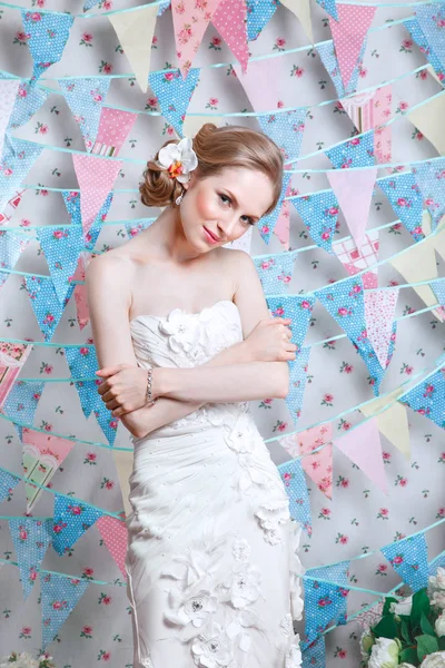 Modelo de moda Bride.Young com pele perfeita e maquiagem, flores no cabelo. Mulher bonita com maquiagem e penteado no quarto.Noiva feliz esperando noivo. Momento do dia do casamento . — Fotografia de Stock