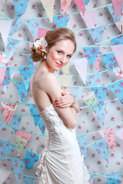 Bride.Young modell med perfekt hud och smink, blommor i håret. Vacker kvinna med makeup och frisyr i sovrum. Lyckliga bruden väntar på brudgummen. Bröllop dag ögonblick. — Stockfoto