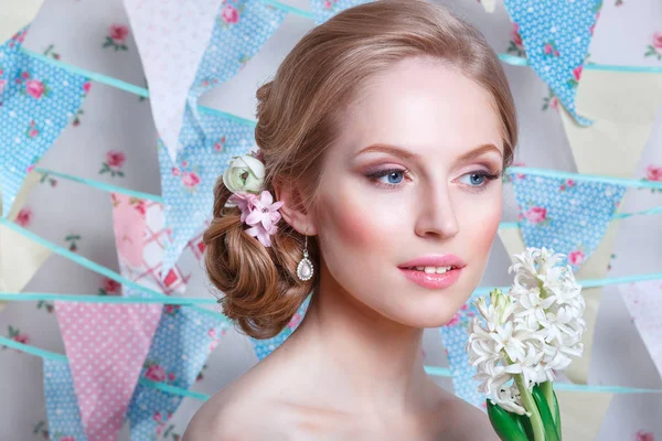 Bride.Young modell med perfekt hud och smink, blommor i håret. Vacker kvinna med makeup och frisyr i sovrum. Lyckliga bruden väntar på brudgummen. Hyacint — Stockfoto