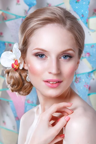 Modelo de moda joven con piel y maquillaje perfectos, flores en pelo. Hermosa mujer con maquillaje y peinado en bedroom.Happy novia novio de espera. Momento del día de boda . — Foto de Stock