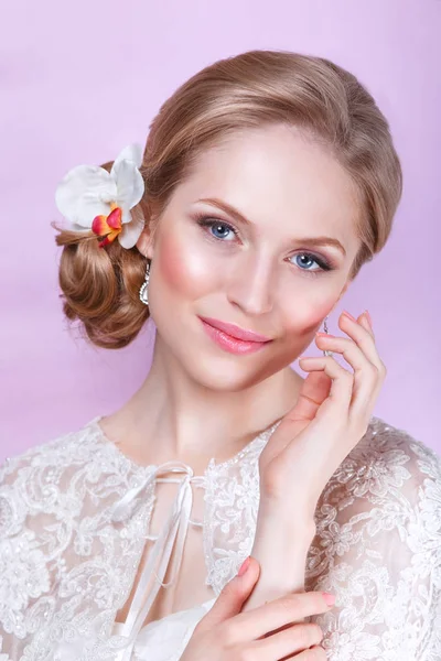 Hermosa novia con peinado de boda de moda sobre fondo rosado. Retrato de primer plano de la joven novia hermosa. Boda. Captura de estudio. — Foto de Stock