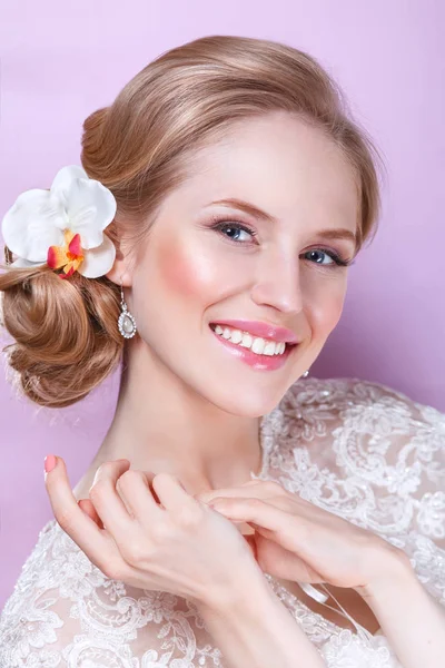 Όμορφη νύφη με fashion wedding hairstyle - σε ροζ φόντο.Κοντινό πορτρέτο της νεαρής πανέμορφης νύφης. Γάμος. Φωτογραφία στούντιο. — Φωτογραφία Αρχείου