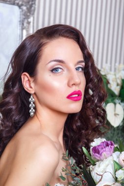 Güzel Gelin Moda düğün saç modeli ve kırmızı dudaklar ile. Portre genç muhteşem gelin portresi. Düğün. Stüdyo vurdu. Mutlu gelin bekleyen damat. 