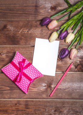 Romantik pembe Sevgililer günü hediye bezemeli ve DIY kartı seviyorum. Anneler günü kartı. 8 Mart kadınlar günü olduğunu