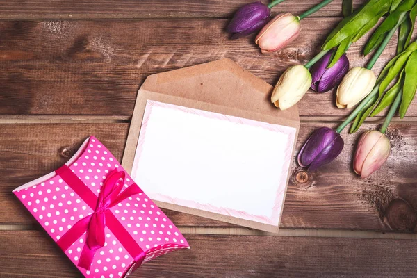 Romantische roze Valentijnsdag decoratie met heden en Diy liefde. Moeders dag kaart. Op 8 maart is Women's Day — Stockfoto