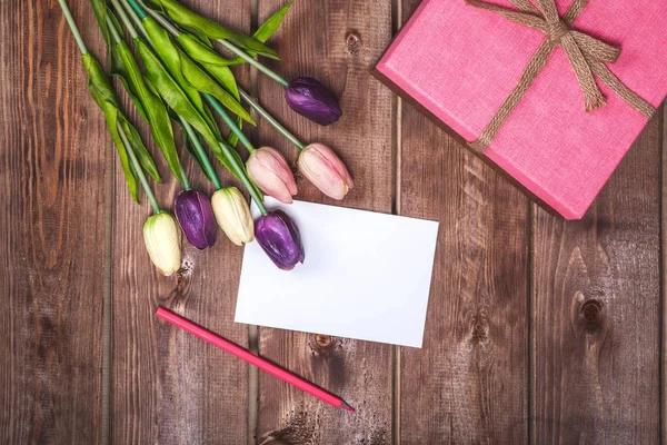 Decoración romántica y rosa de San Valentín con regalo y tarjeta de amor DIY. Tarjeta del día de la madre.El 8 de marzo es el Día de la Mujer — Foto de Stock