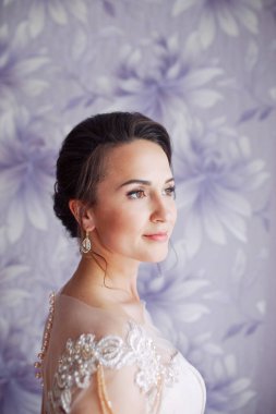 Güzel genç gelin düğün makyaj ve saç yatak ile... Genç güzel gelin closeup portresi.