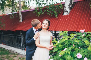 stüdyo düğün çift. Düğün günü. Mutlu genç gelin ve damat onların düğün günü. Adam karısının el öpmeye