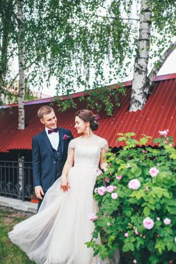 stüdyo düğün çift. Düğün günü. Mutlu genç gelin ve damat onların düğün günü. Adam karısının el öpmeye