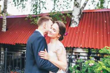 stüdyo düğün çift. Düğün günü. Mutlu genç gelin ve damat onların düğün günü. Adam karısının el öpmeye