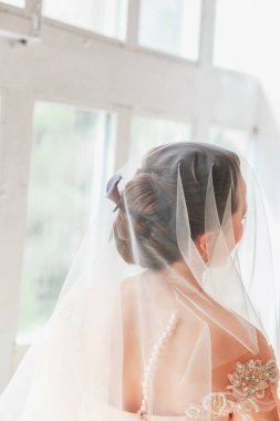 Güzel genç gelin düğün makyaj ve saç yatak ile. Güzel gelin portre onun yüzüne peçe ile. Genç güzel gelin closeup portresi.