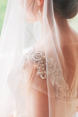 Güzel genç gelin düğün makyaj ve saç yatak ile. Güzel gelin portre onun yüzüne peçe ile. Genç güzel gelin closeup portresi. 