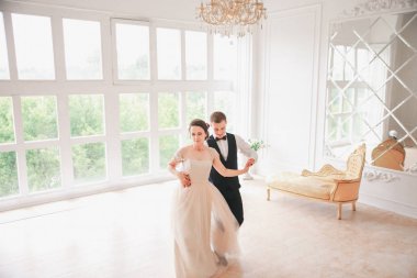 ilk düğün danc.wedding çift dansları stüdyo üzerinde. Düğün günü. Mutlu genç gelin ve damat onların düğün günü. Evlilik çift - yeni aile.