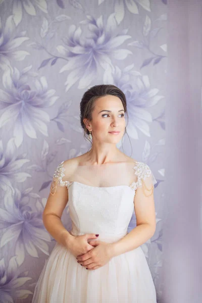 Hermosa novia joven con maquillaje de boda y peinado en el dormitorio.. Primer plano retrato de novia hermosa joven . — Foto de Stock