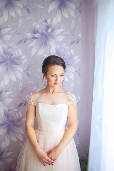 Krásná mladá nevěsta svatební make-up a účes v ložnici... Detailní portrét mladého nádherná nevěsta. — Stock fotografie