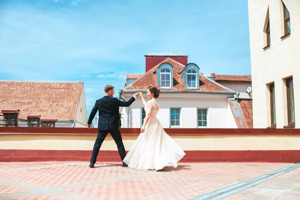Eerste huwelijk dance.wedding paar dansen op het dak. — Stockfoto