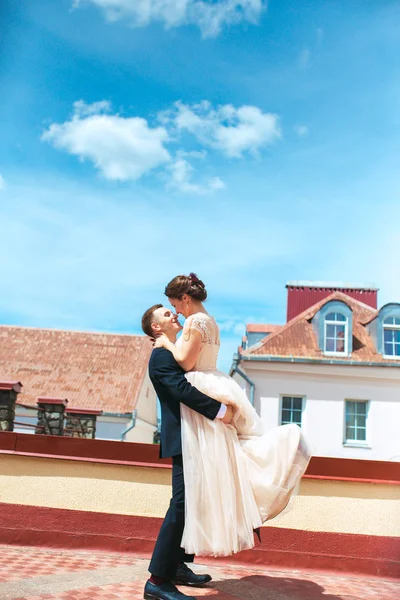 Primera boda dance.wedding pareja danzas en el techo . — Foto de Stock