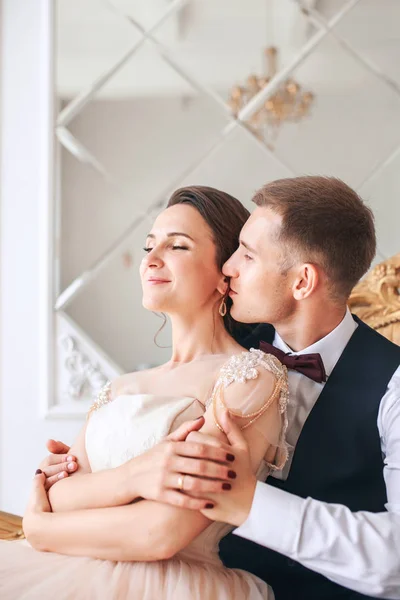 Bröllopsparet på studio. Bröllopsdag. Glada unga bruden och brudgummen på deras bröllopsdag. Bröllopsparet - ny familj. — Stockfoto