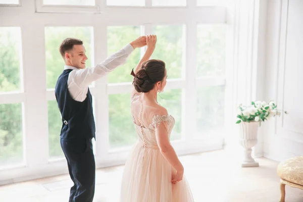 Eerste huwelijk dans. Jong (echt) paar dansen op de studio. Gelukkig jonge bruid en bruidegom op hun trouwdag. Bruidspaar - nieuwe familie. — Stockfoto