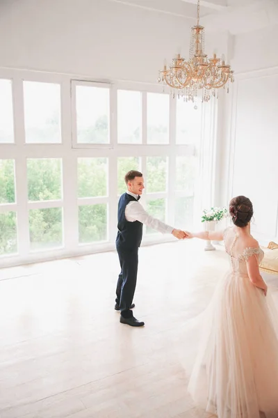 Eerste huwelijk danc.wedding paar dansen op de studio. Trouwdag. Gelukkig jonge bruid en bruidegom op hun trouwdag. Bruidspaar - nieuwe familie. — Stockfoto