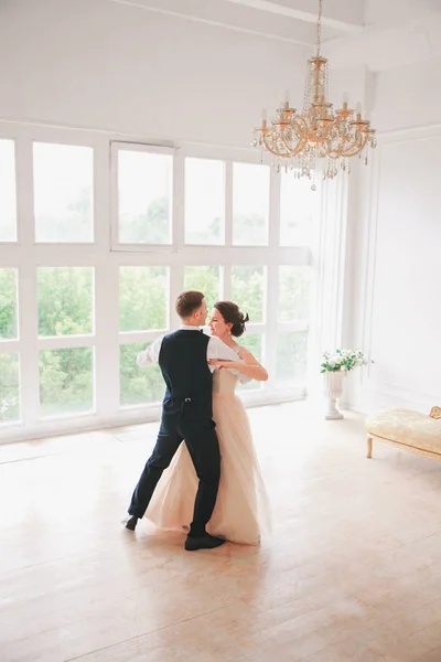 Först bröllop danc.wedding pardanser på studio. Bröllopsdag. Glada unga bruden och brudgummen på deras bröllopsdag. Bröllopsparet - ny familj. — Stockfoto