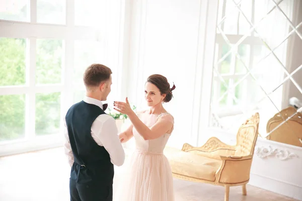 Eerste huwelijk danc.wedding paar dansen op de studio. Trouwdag. Gelukkig jonge bruid en bruidegom op hun trouwdag. Bruidspaar - nieuwe familie. — Stockfoto