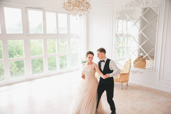 Primera boda danc.wedding pareja baila en el estudio. Día de la boda. Feliz joven novia y novio en el día de su boda. Pareja de boda - nueva familia . — Foto de Stock