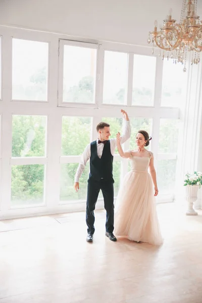 Eerste huwelijk danc.wedding paar dansen op de studio. Trouwdag. Gelukkig jonge bruid en bruidegom op hun trouwdag. Bruidspaar - nieuwe familie. — Stockfoto