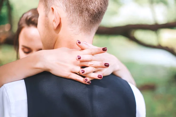 Bräutigam und Braut zusammen. Paar umarmt. Hochzeitstag. schöne Braut und eleganter Bräutigam zu Fuß nach der Trauung. Braut und Bräutigam am Hochzeitstag — Stockfoto