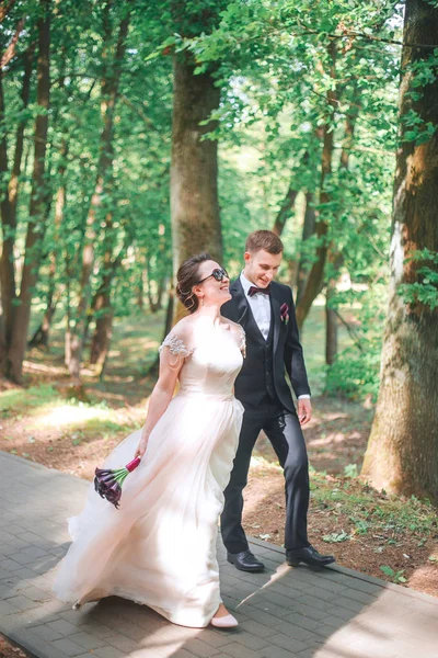 Novia y novio juntos. pareja abrazándose. Día de la boda. Hermosa novia y novio elegante caminando después de la ceremonia de boda . — Foto de Stock